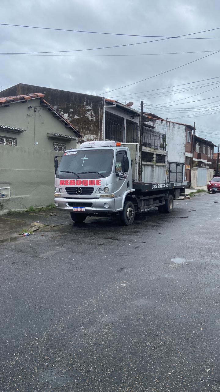 Reboque Ultrafilm com carga em rua de Fortaleza
